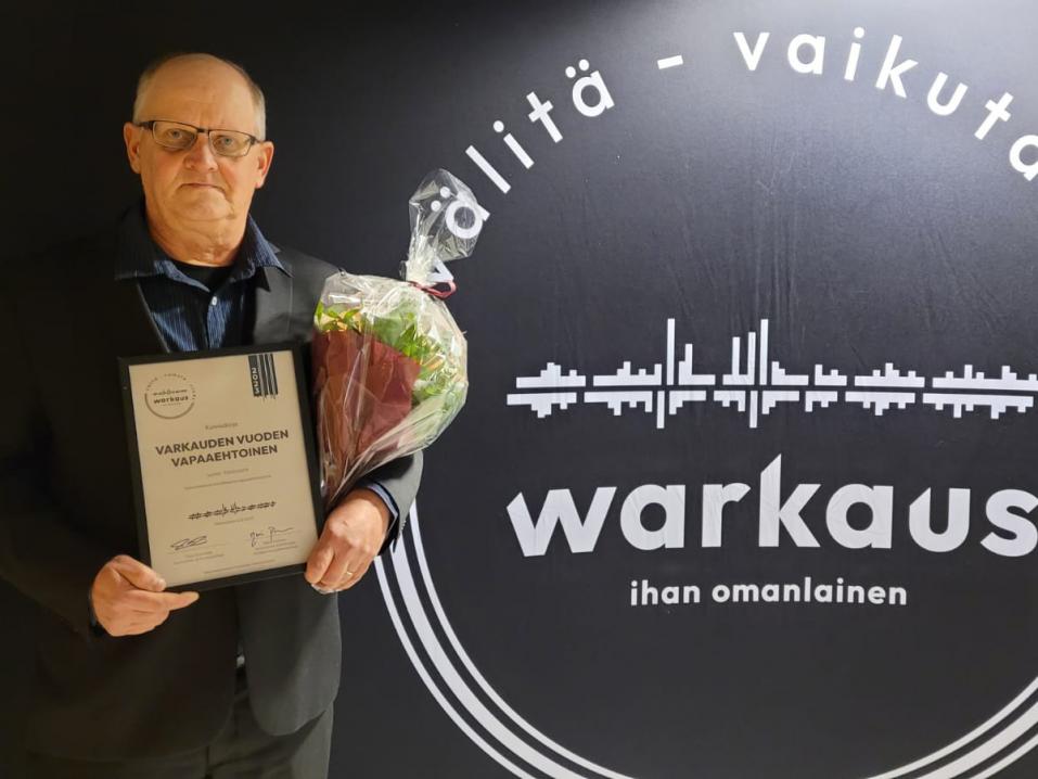 Kuvassa Aarne Mustonen palkittuna vuoden vapaaehtoisena. Kuva VRT:n tiedotus.