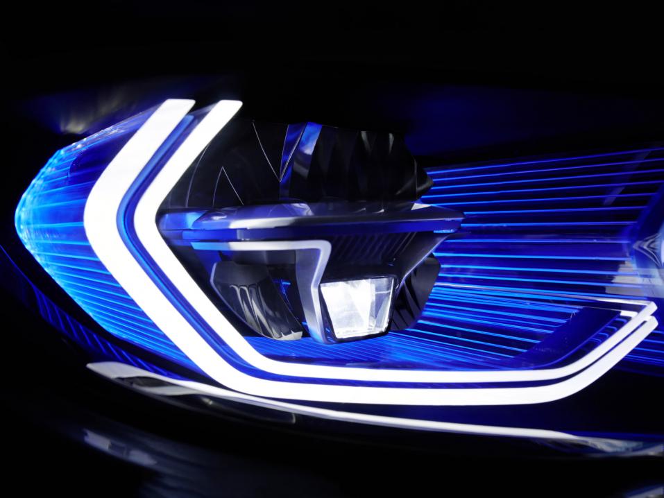 Vuodelta 2015: BMW M4-konseptin päivänajovalot sekä laservalo. Kuva BMW.