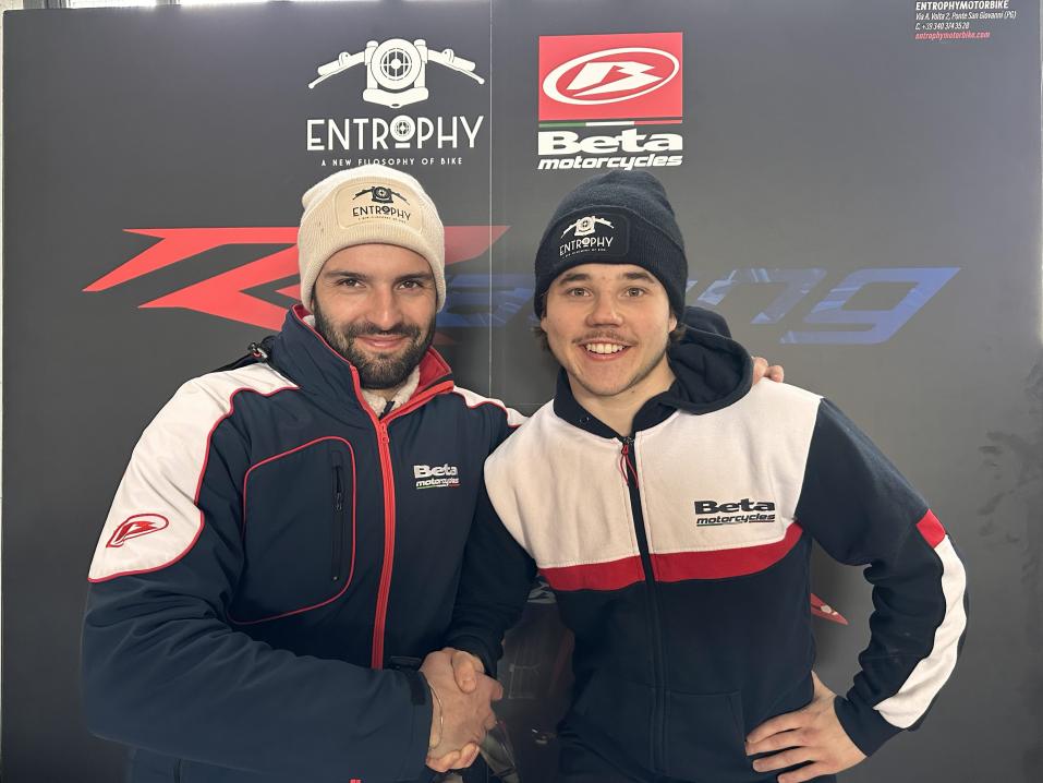 Kuvassa oikealla Hermanni Haljala ja vasemmalla tiimin omistaja Nicolo Mori. Kuvaaja: Entrophy Enduro Racing Team.