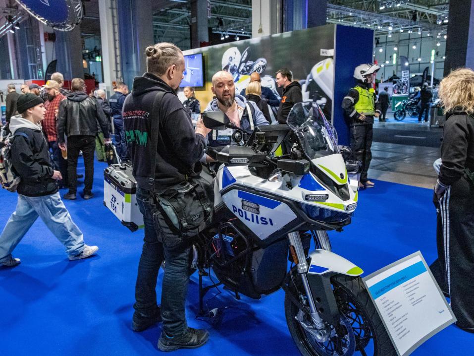 Ylitarkastaja Tommi Bergman esitteli MP 24 -moottoripyörämessuilla poliisin Zero-sähkömoottoripyörää.