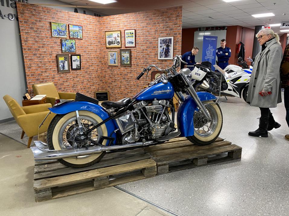 Cisse Häkkisen vanhan Harley-Davidsonin osasto Seinäjoki Bike Show'ssa 2024.