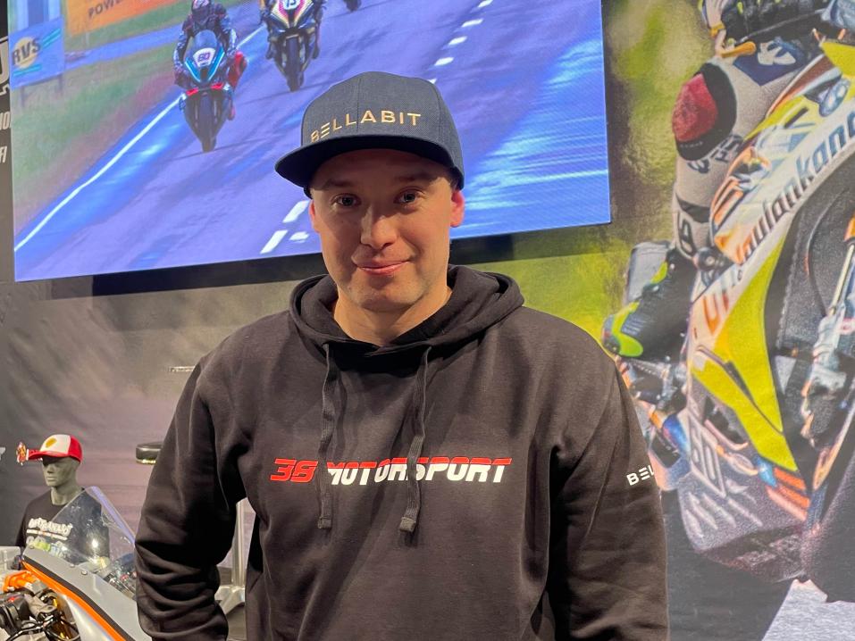 Erno Kostamo ensimmäistä kertaa upouudella tehdaspyörällä kilpailukauteen.
