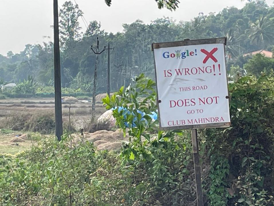 'Google on väärässä! Tämä tie EI vie Mahindra Clubille', kertoo paikallisten asukkaiden pystyttämän kyltin väkevä viesti.