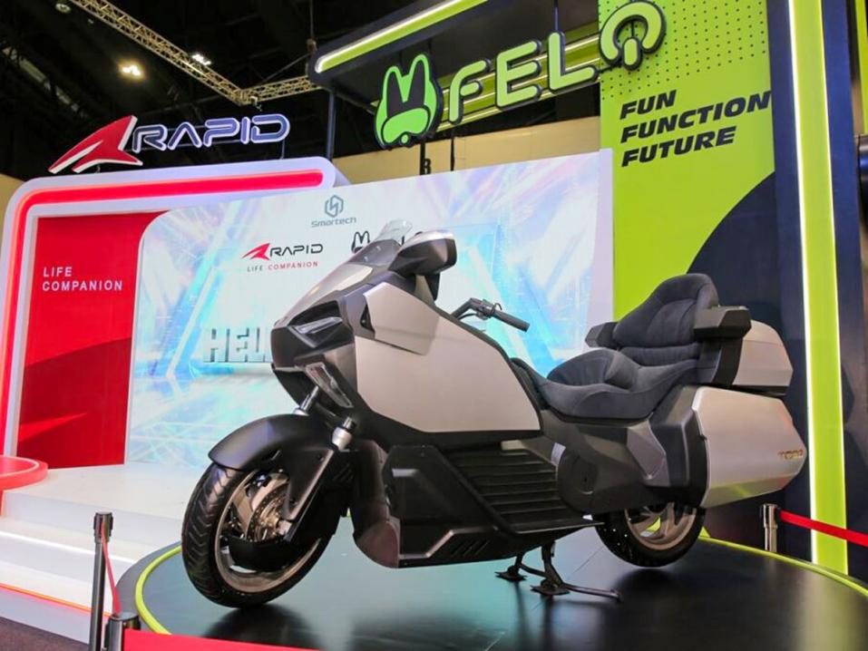Smarttech Motor'in Felo Tooz touring-sähkömoottoripyörä. Ajomatkaksi latauksella luvataan 720 km.