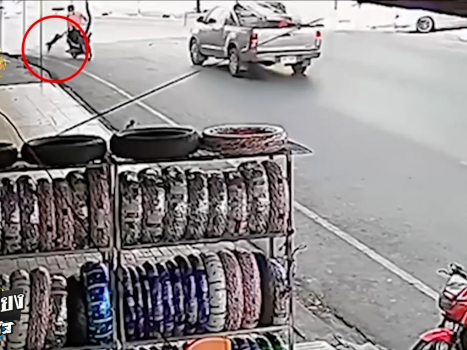 Apinan hyökkäys ohiajavan mopoilijan tai skootteristin kyytiin sattui tallentumaan videolle.