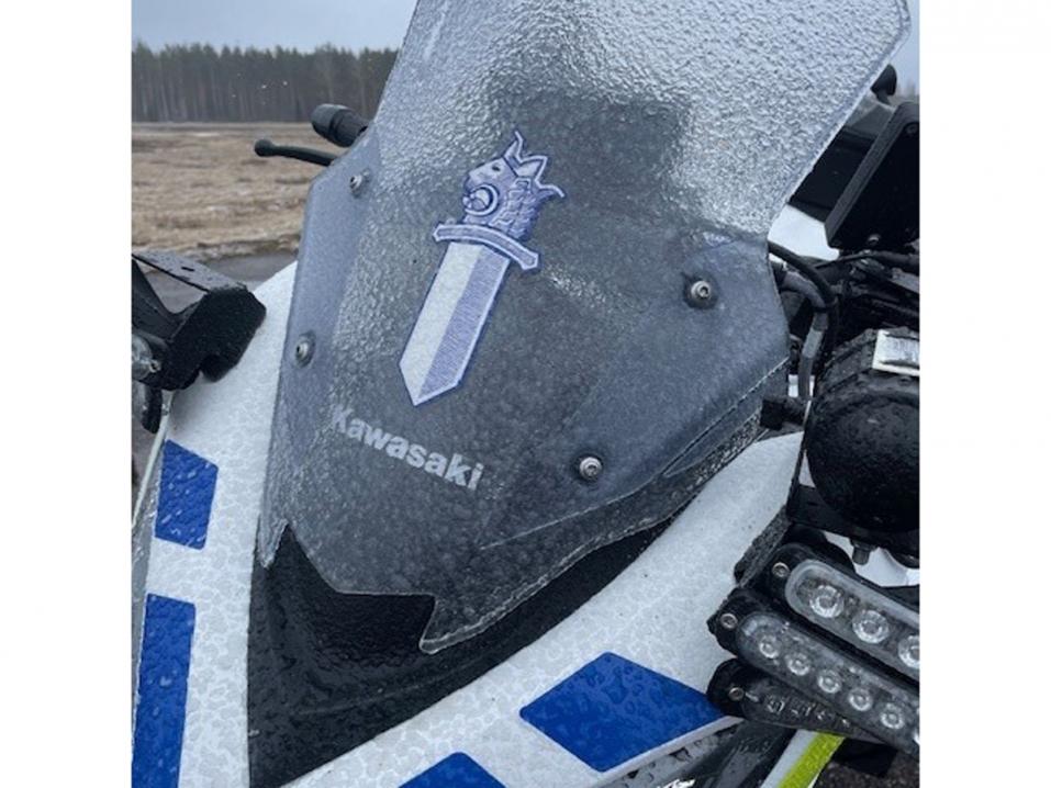 Itä-Suomen Mp-poliisit olivat ruosteenpoistokurssilla Räyskälässä treenaamassa 'katteet jäässä ja pleksit kuurassa'.  