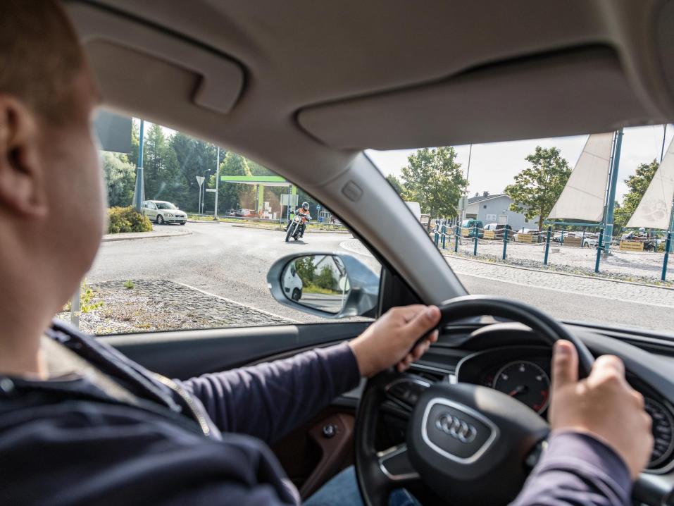 <p>Autoilija antaa tietä liikenneympyrässä ajavalle moottoripyöräilijälle. Autoilijoiden on oltava erittäin tarkkaavaisia ja varauduttava siihen, että mopoilijoita ja moottoripyöräilijöitä on taas liikenteessä. Kuva: Ville-Veikko Heinonen / Liikenneturva.</p>