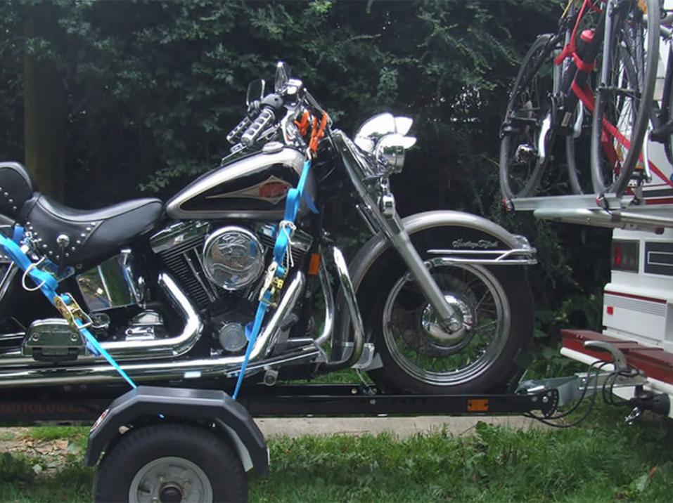 Motolug-traileri on kätevä ratkaisu isommankin moottoripyörän kuljettamiseen.
