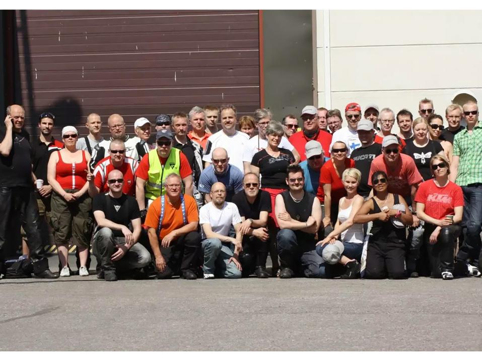 Kuvassa Ducati Club Finlandin viimekesäisiä ajoharjoittelijoita.