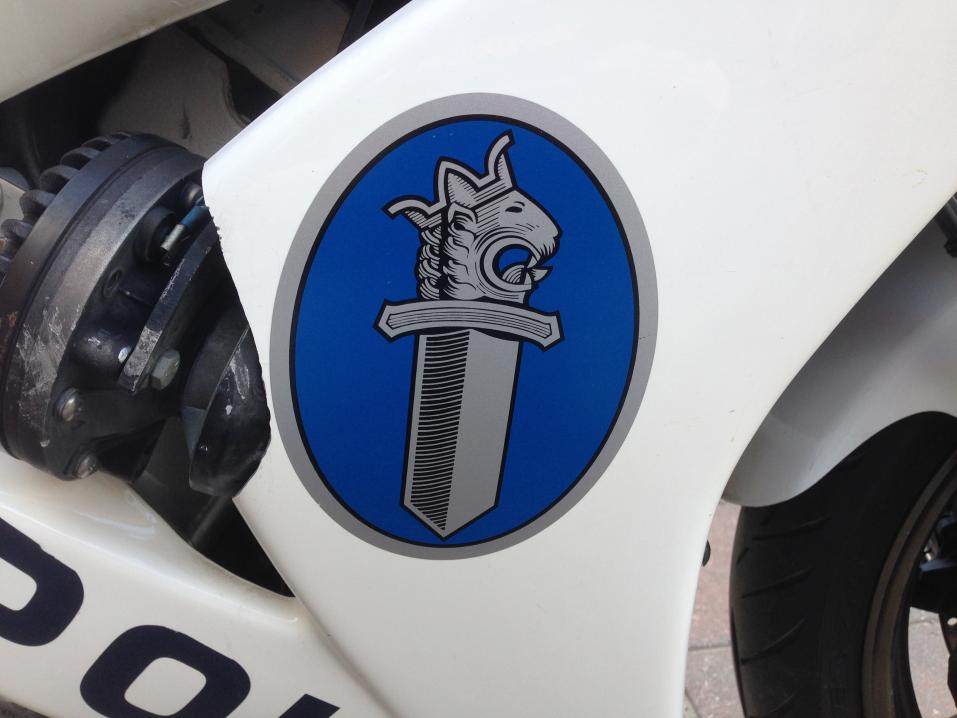 Poliisin tunnus moottoripyörässä.
