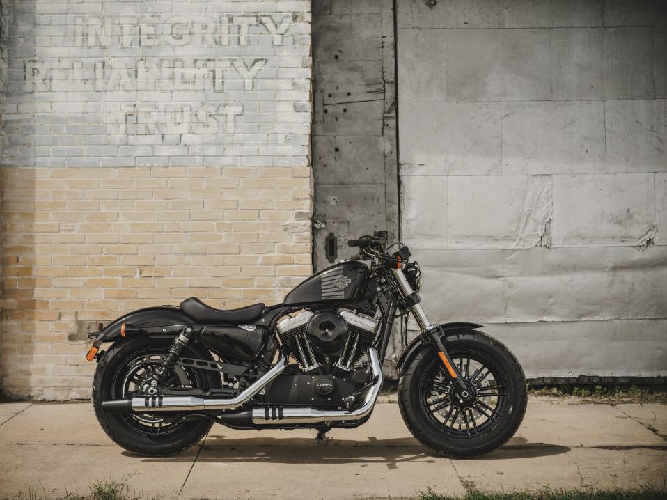 Harley-Davidson Fourty-Eight vuosimallia 2015. Kuvituskuva, kuvan pyörällä ei ole mitään tekemistä tapahtuneen kanssa.