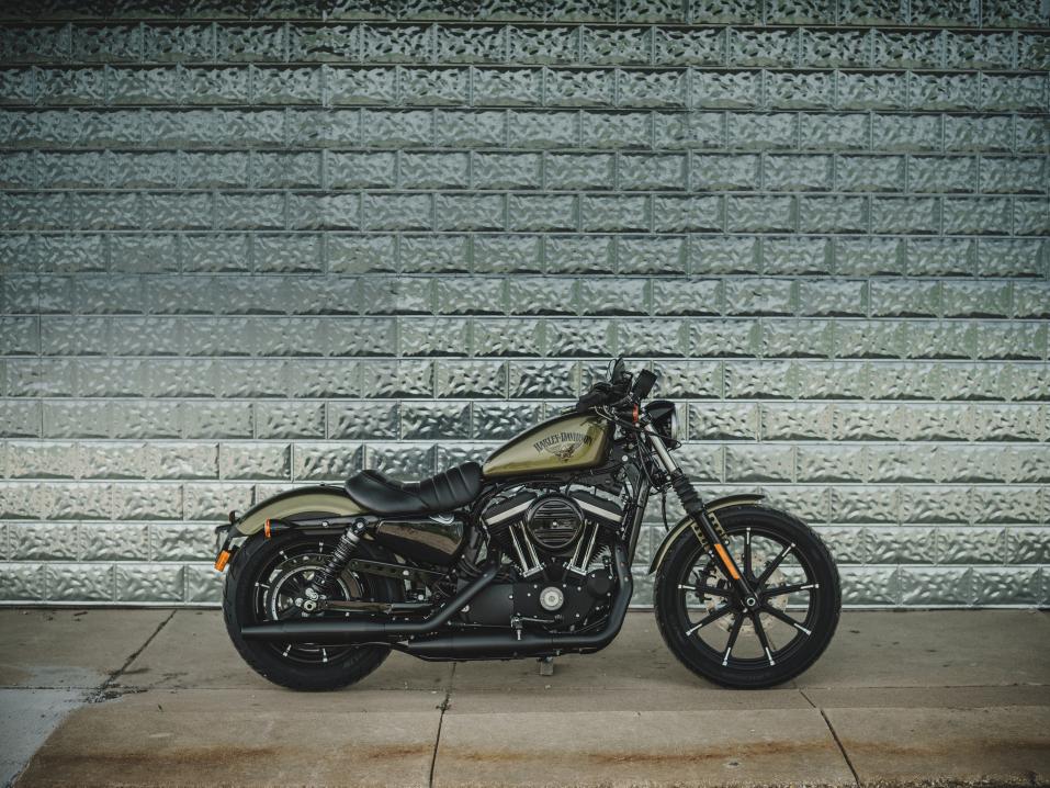 Harley-Davidson Iron 883 vuosimallia 2015.