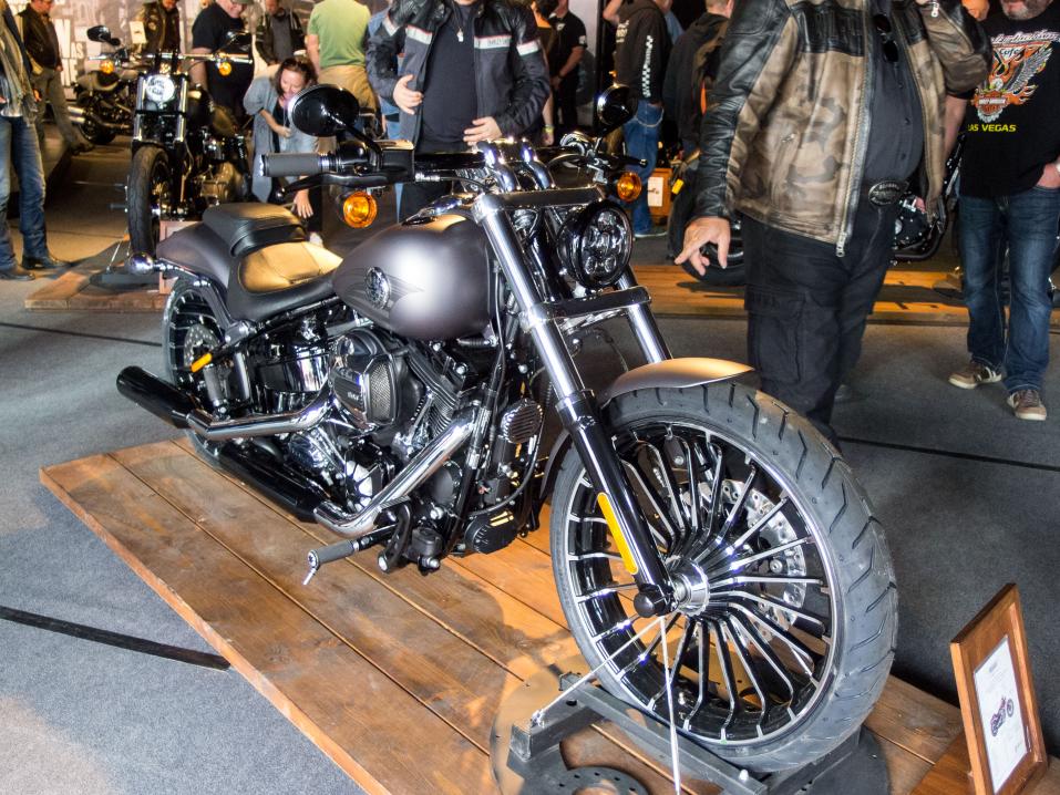 Vuosimallin 2016 Harley-Davidson Breakout FXSB.
