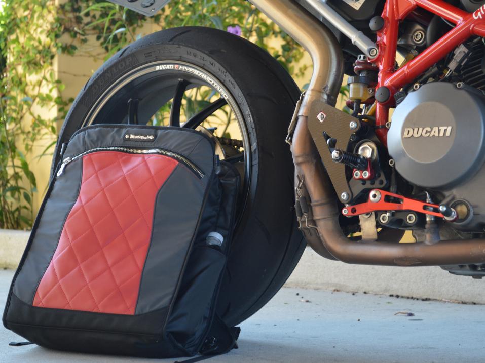 MotoChic Gear Lauren-reppu/laukku musta-punaisena.