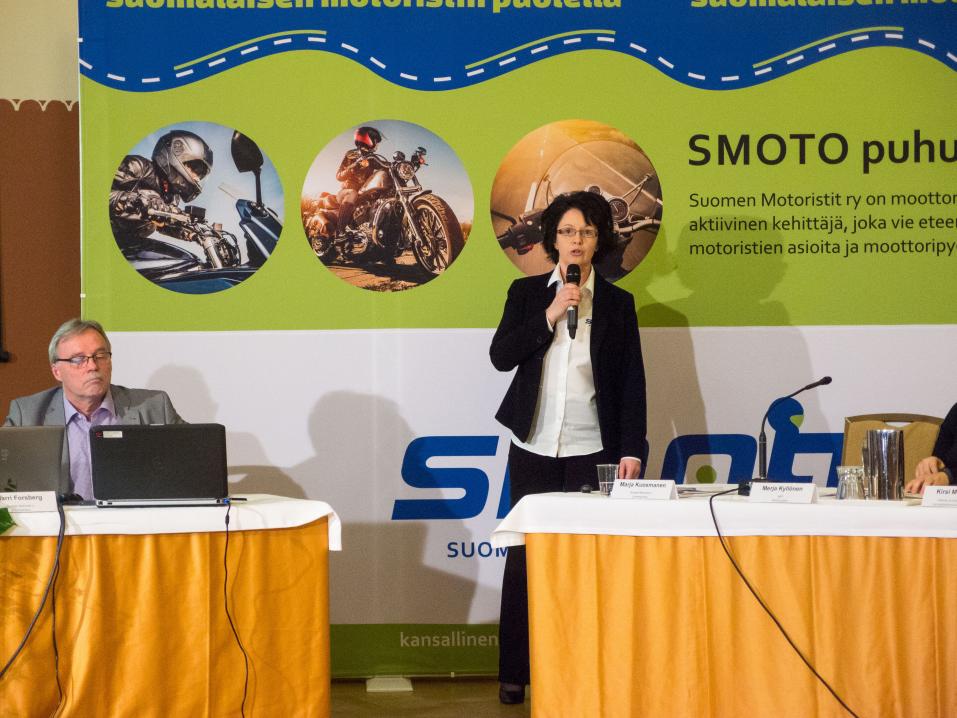 SMOTO Ry:n puheenjohtaja Marja Kuosmanen omassa Motoparlamentin avauspuheenvuorossaan.
