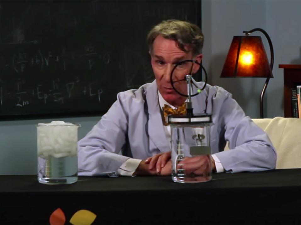 Bill Nye kertomassa Stirling-moottorin toimintaperiaatteesta.