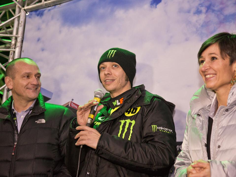 Valentino Rossi (kuvassa keskellä) oli mukana tulevan nimikkopelinsä julkistustilaisuudessa.