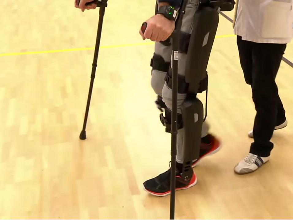 Mekaaninen robotisoitu tukiranka auttaa alaraajojensa hallinnan menettänyttä kävelemään.