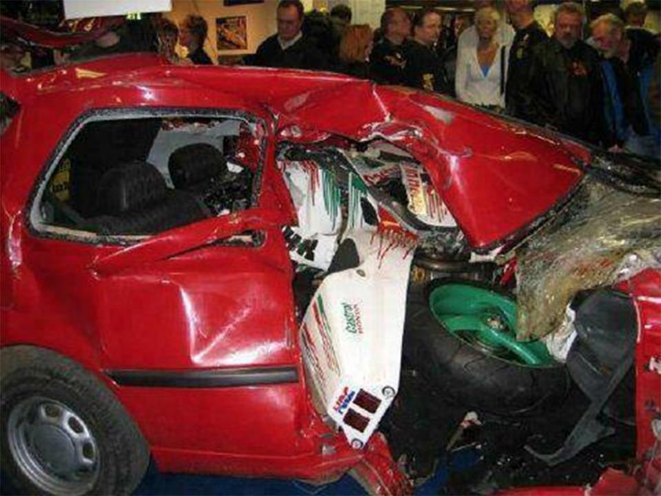 Tähän auton ohjaamoon kuoli sisäänajanut motoristi sekä kaksi auton kyydissä ollutta. Kaikki autoilijan matkapuhelimen käytön vuoksi.