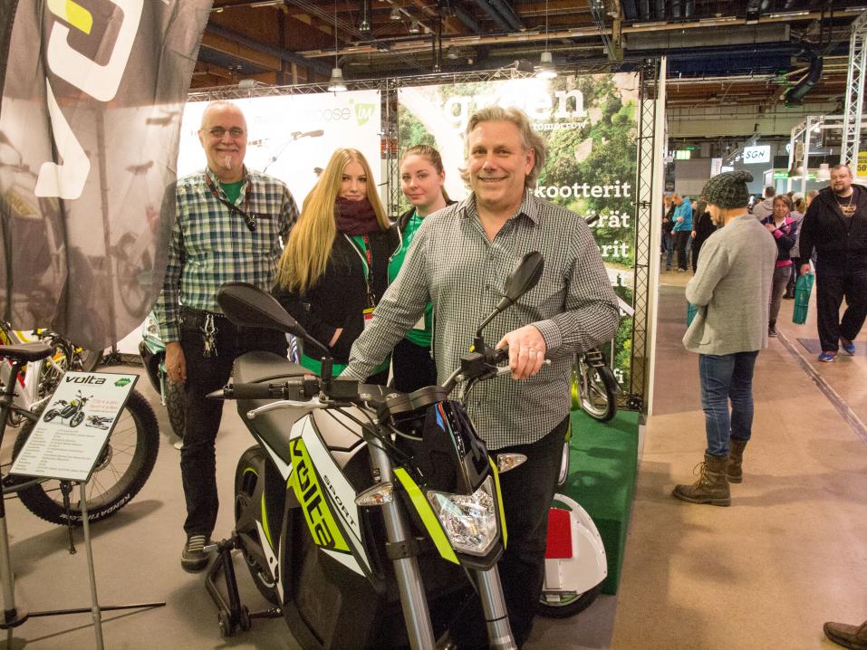 Kuvassa vasemmalta Pekka Penttilä, kaksi avustavaa henkilöä sekä Kimmo Dammert ja Volta sähkömoottoripyörä.
