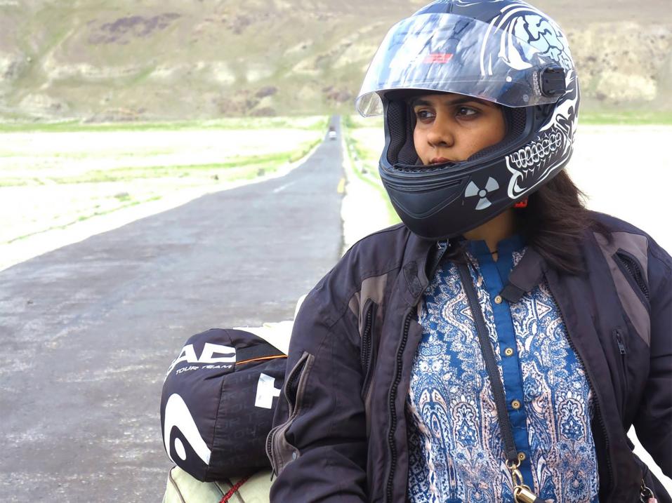 Hän: alkuperäinen ja aito Zenith Irfan moottoripyörällään matkassa maailmalla.