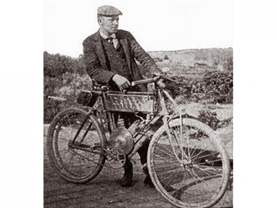 George A. Wyman ja hänen 1,25 hv:n moottoripyöränsä 1903. Kuva: George A. Wyman Memorial Project