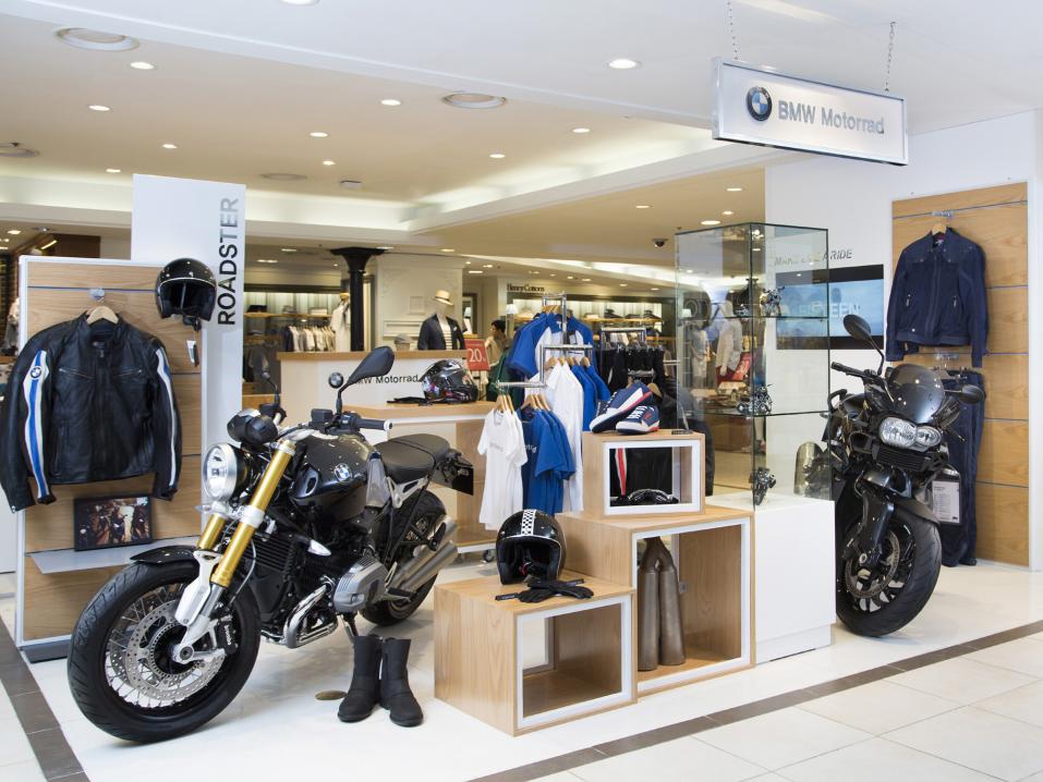 Esimerkkikuva BMW Motorradin toteuttamasta pop up -myymälästä.