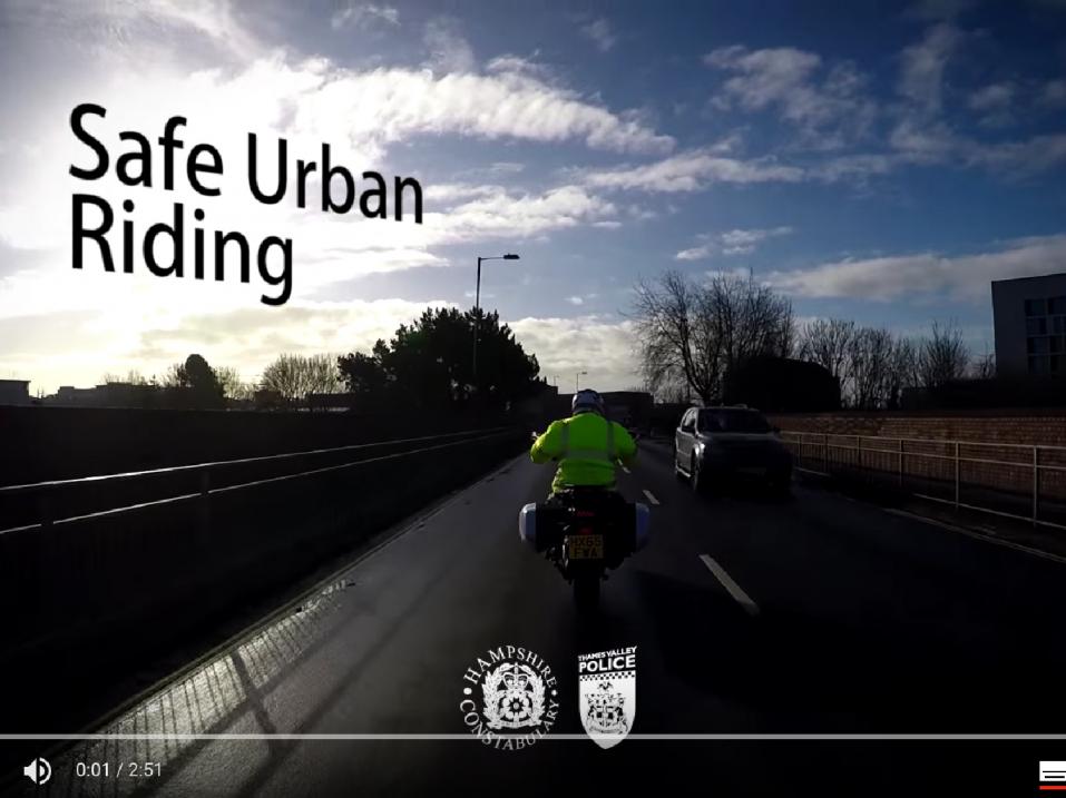 Turvallisen kaupunkiajon opetusta moottoripyörällä.