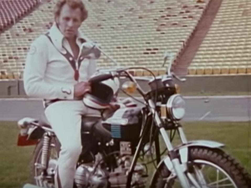 Kaikkien stunt-ajajien suuri esikuva Evel Knievel sekä hänelle tunnusomainen asu ja moottoripyörä.