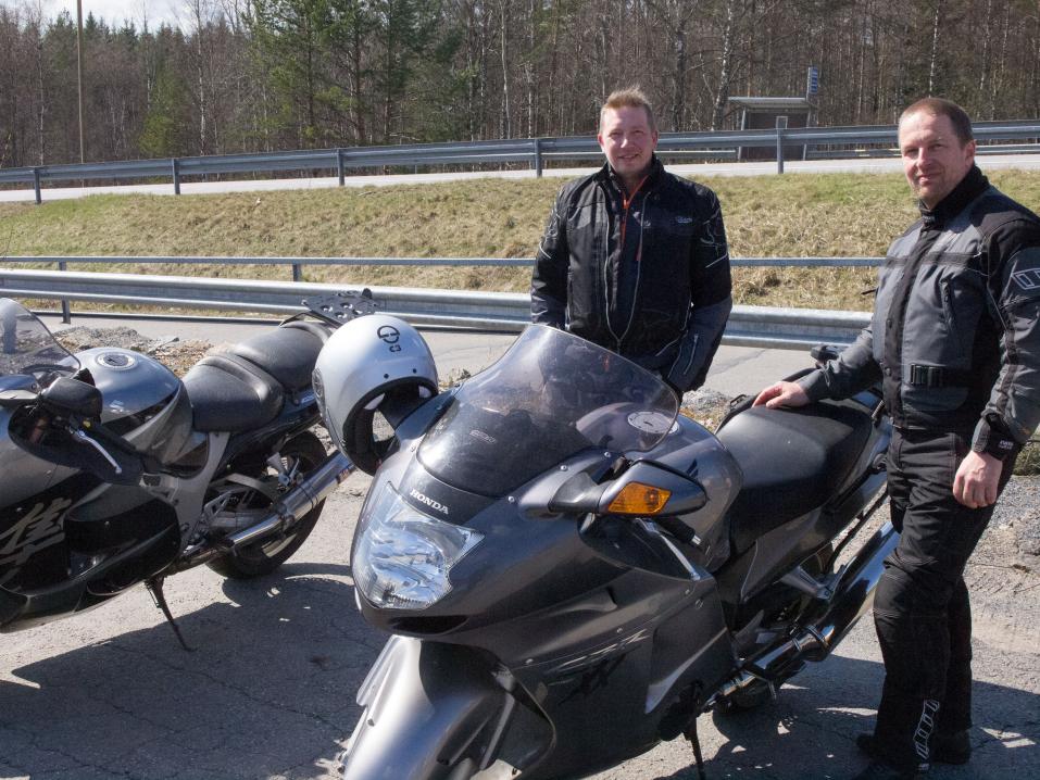 Tommi Turunen (kuvassa vasemmalla) ja Jouni Turunen olivat Vapunpäivänä totuttelemassa torstain pidempää reissua varten.