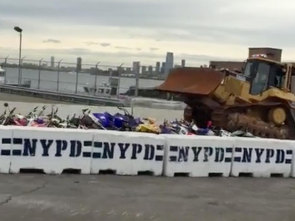 NYPD tositoimissa yli 300:n moottoripyörän ja atv:n murskauspuuhissa puskutraktorin voimin.