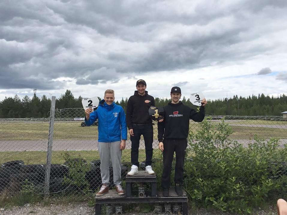 Jari Ojala nappasi Supermoton SM-sarjan toisessa osakilpailussa suurimman pistesaaliin. MC Einoa edustava Ojala voitti ensimmäisen finaalin ja toisessa hän oli kolmas.