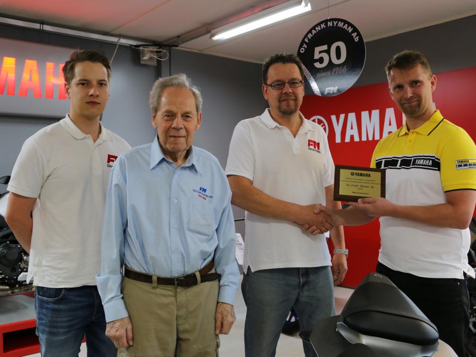 Kuvassa vasemmalla Ken Nyman, Frank Nyman, Ben Nyman, sekä Konekesko Yamaha Motorin myyntipäällikkö Tero Karhunen.