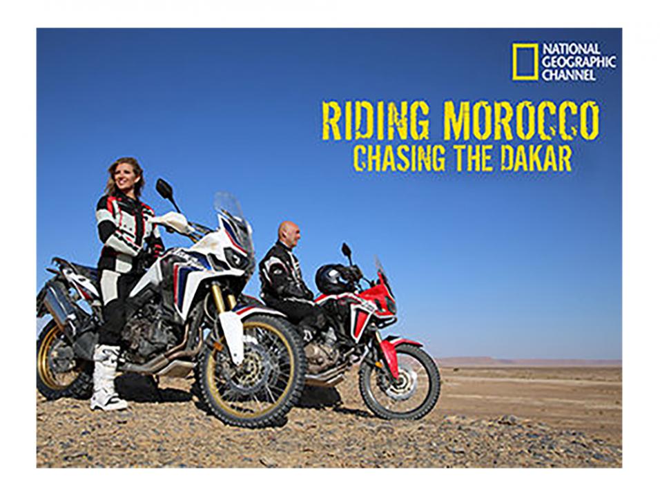 Riding Morocco: Chasing the Dakar. Pääosissa myös kaksi Honda African Twiniä valokuvamallin ja ammattikuljettajan lisäksi.