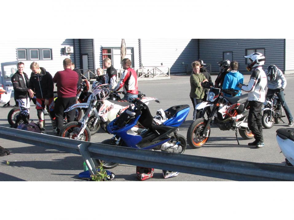 Turun Moottoripyöräilijät järjestävät mopolijoille ja kevyt-mp-ikäisille ratamiittejä.