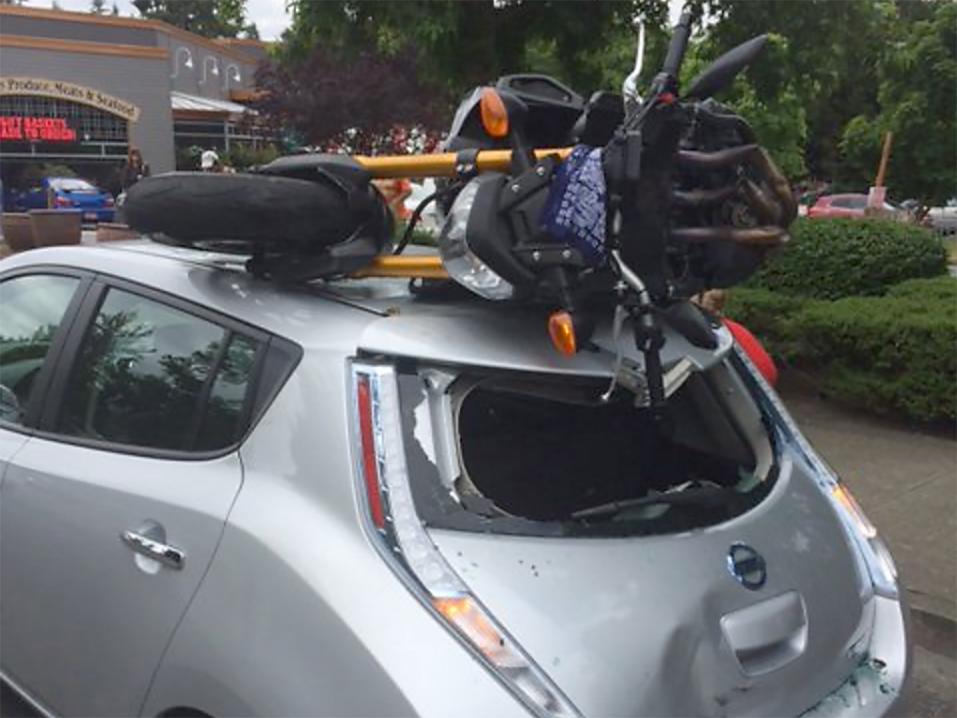 Voron varastama pyörä päätyi Nissan Leafin katolle törmäyksen jälkeen.