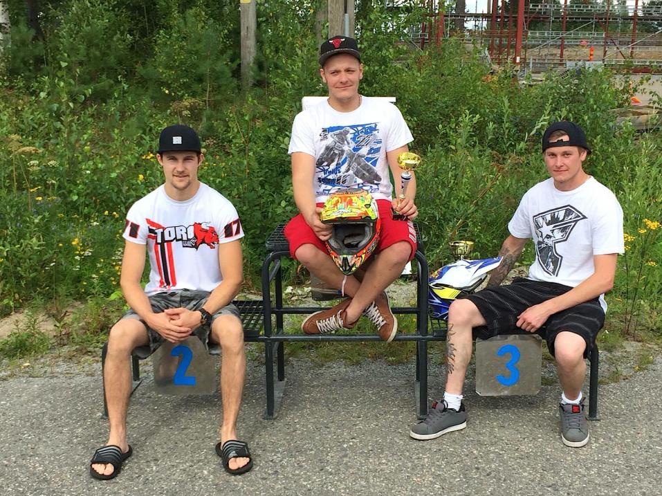 Supermoton SM-kauden kärkikolmikko. Kalle Toronen otti hopeaa, Patrick Pals vei mestaruuden ja Sami Salstola sijoittui kolmanneksi.