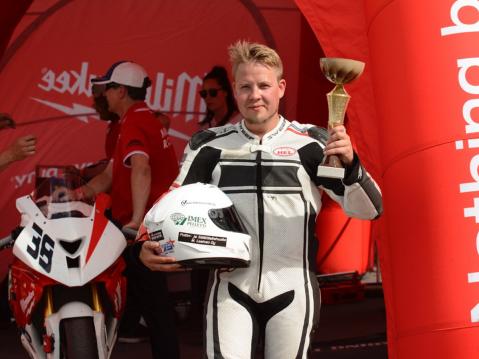 1000-kuutioisten superbike-kilpureiden lähdöt voittanut Pauli Pekkanen.