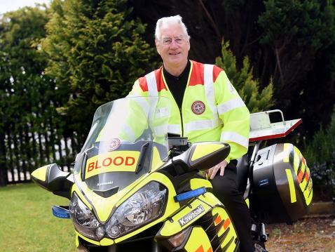 Blood Bikes Cumbrian puheenjohtajaBill Bertham, 75 v, Mortonista, Carlislesta. Kuva Louise Porter.