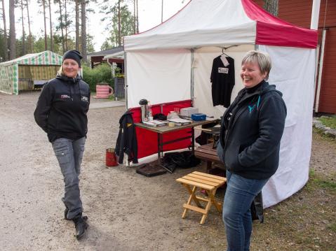 Alavudenseudun moottoripyöräilijät r.y:n (ASMP) Saija ja Heli Pekkala olivat lauantaina portilla.