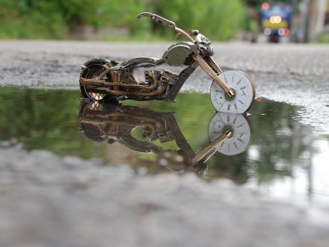 Dan Tanenbaumin taidetta. Kellonosista rakennettu miniatyyrimoottoripyörä.