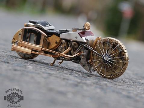 Dan Tanenbaumin taidetta. Kellonosista rakennettu miniatyyrimoottoripyörä.