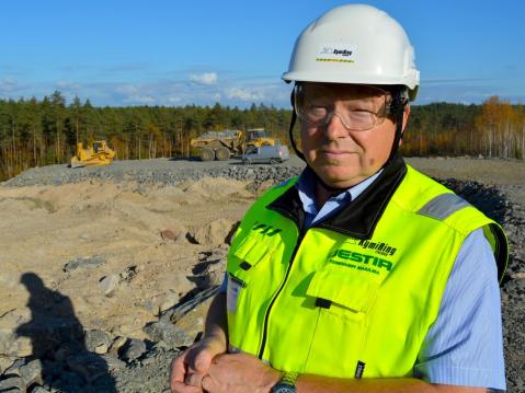 KymiRing-hankkeen projektipäällikkö Timo Pohjola on tyytyväinen töiden etenemiseen Iitissä. Kuva: Nita Korhonen.