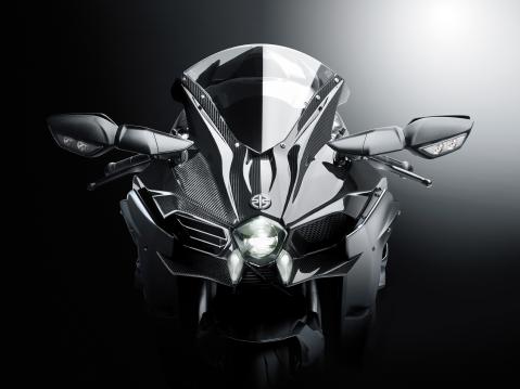 Kawasaki H2 Carbon ja muodinmukaisesti pieni otsapinta.