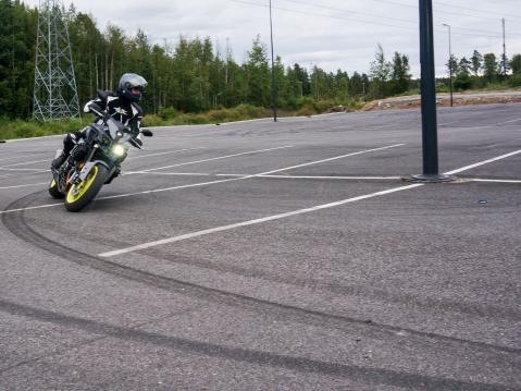Vaikutti siltä, että testaaja olisi nauttinut MT-10:llä ajamisesta? Kuva Mika Mäenpää.