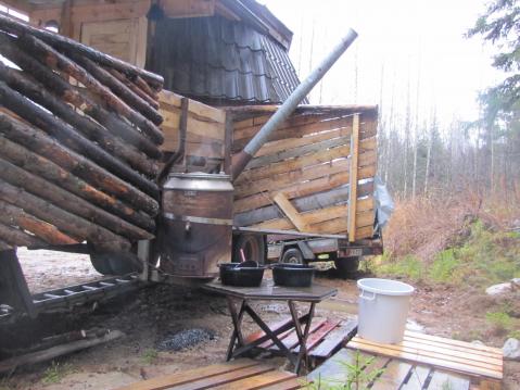 Mikäs sauna se on, jossa ei pesuhuonetta ole? Juha oli ratkaissut tämän rakentamalla rakennelmasta ulosvedettävän padan. EI muuta kuin penkit ja vateja ja vähän lavoja ritiläksi ja voilaa.