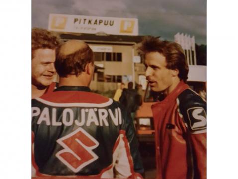 Kuva uran alkuvaiheilta 80-luvun puolivälin jälkeen. Kuvassa vasemmalta Artiolan purkkari Harri Franz,  purkkari Sakari Palojärvi ja Markku Artiola.