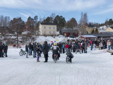 Mikäpä sen parempi tapa viettää kevätpäivää kauniissa miljöössä. Valokuva Antti-Jukka Tuomela.