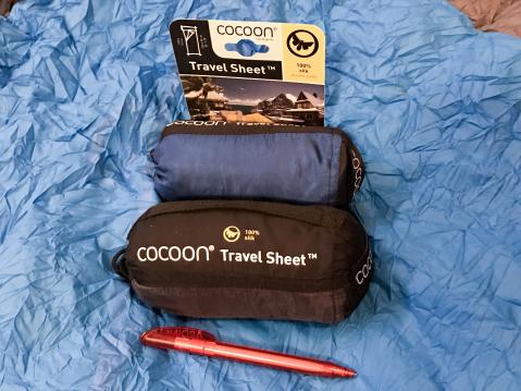 Cocoon Travel Sheet Silk -lakanoita pakkauksissaan. Kuten mittana toimivasta kynästä huomaa, lakanat eivät ole koolla pilattuja.