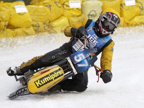 Timo Kankkunen edustaa suomalaisvärejä jääspeedwayn MM-finaalissa. Kuva: LS-Photo